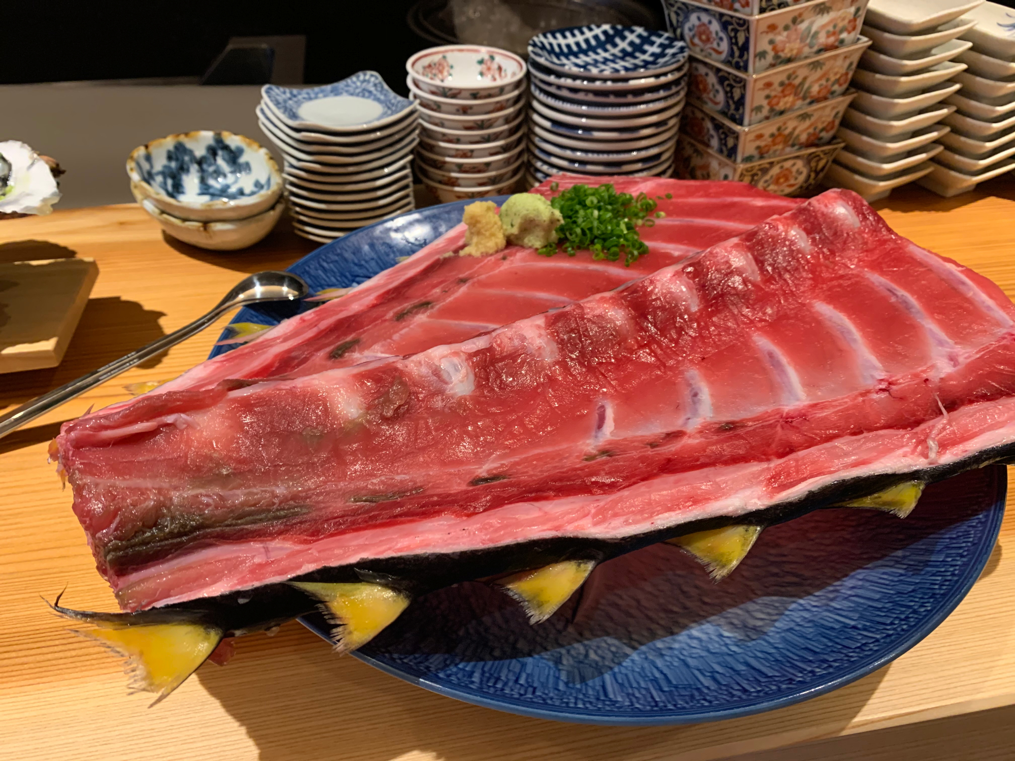 本マグロ中落ちはお皿からはみ出るほど大きい！